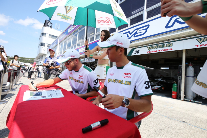 ピットウォーク: アンドレ・ロッテラーと中嶋一貴（VANTELIN TEAM TOM’S）