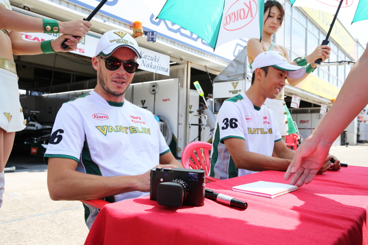 ピットウォーク: アンドレ・ロッテラーと中嶋一貴（VANTELIN TEAM TOM’S）