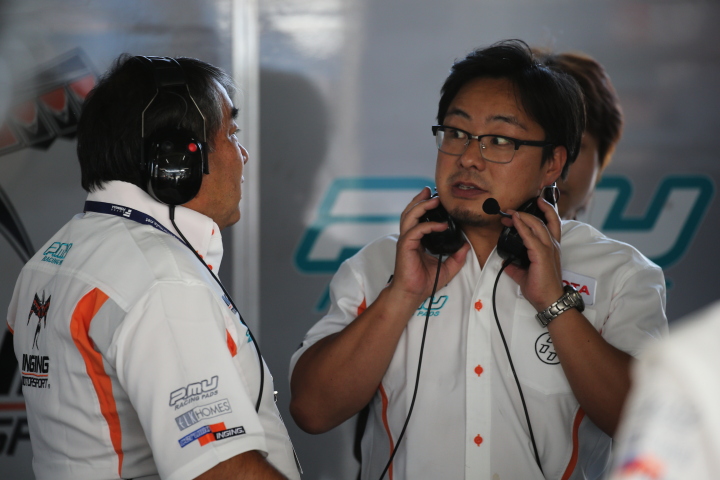 レース2スタート進行: 浜島裕英総監督（左）（P.MU/CERUMO · INGING）