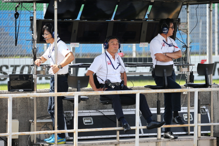 レース2スタート進行: 中嶋悟監督（NAKAJIMA RACING）