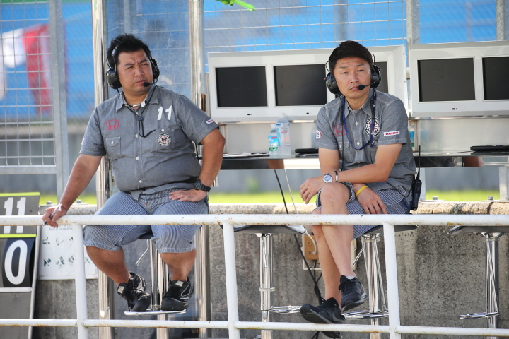レース2スタート進行: 大神槙也エンジニアと金石勝智監督（REAL RACING）