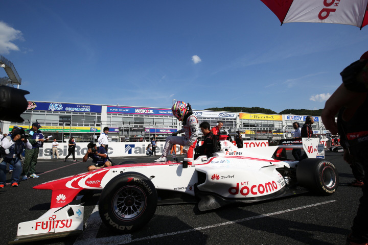 レース2スタート進行: 野尻智紀（DOCOMO DANDELION M40Y SF14）