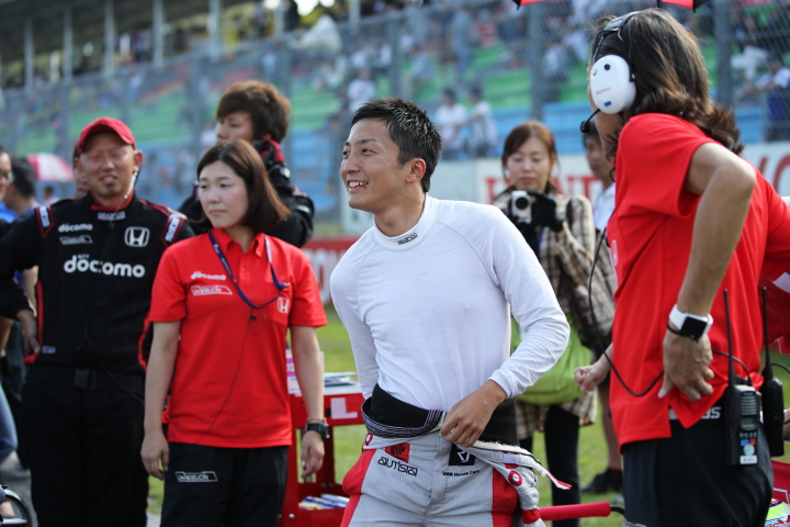 レース2スタート進行: 野尻智紀（DOCOMO TEAM DANDELION RACING）