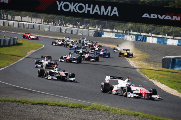 レース2決勝: 51周の決勝レースがスターとした