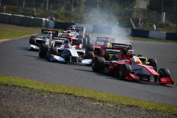 レース2決勝: スタート直後、中段の争い