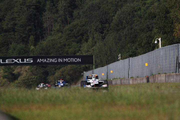 レース2決勝: 緑の中を走り抜けてくいろんな色のSFマシン