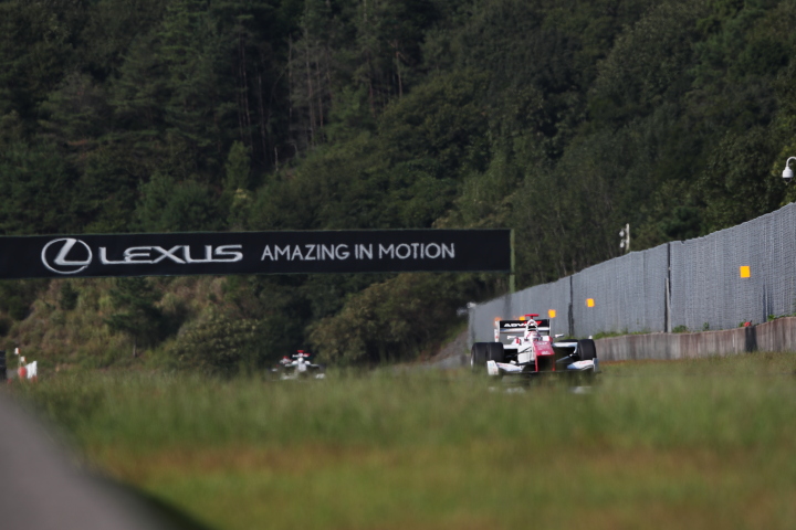 レース2決勝: 緑の中を走り抜けてく野尻智紀（DOCOMO DANDELION M40Y SF14）