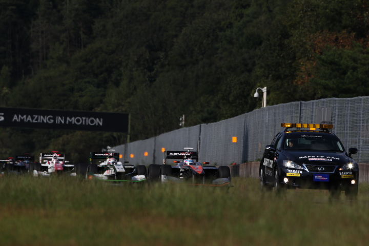 レース2決勝: セーフティーカーが導入された