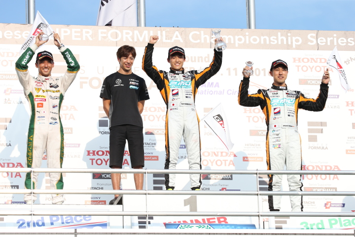 レース2表彰式: 優勝・国本雄資、2位・中嶋一貴、3位・石浦宏明