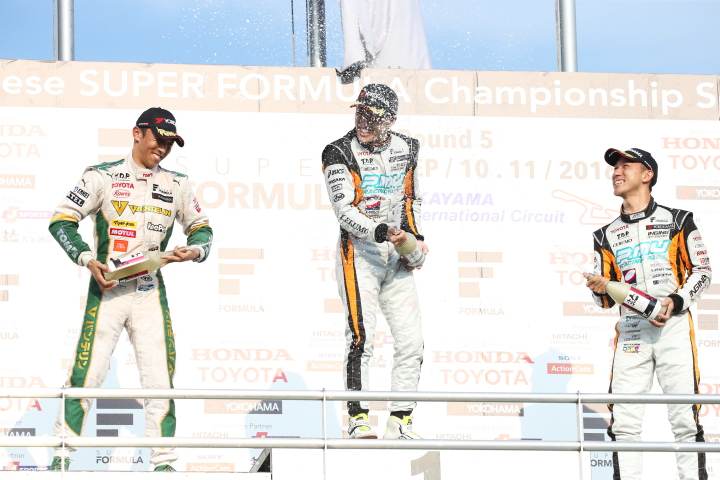 レース2表彰式: シャンパン（スパークリング日本酒）ファイト