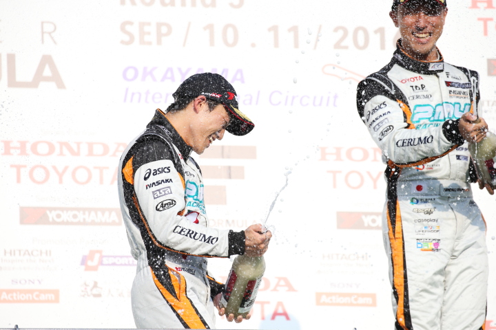 レース2表彰式: シャンパン（スパークリング日本酒）ファイト