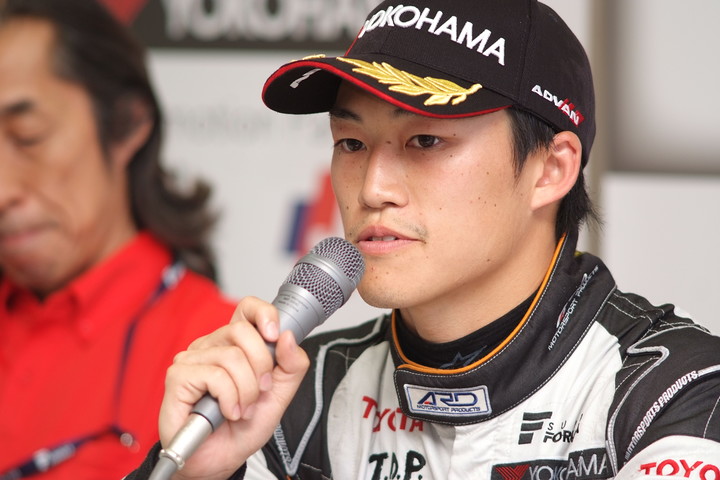 決勝レース1記者会見: 2位の国本雄資（P.MU/CERUMO · INGING）