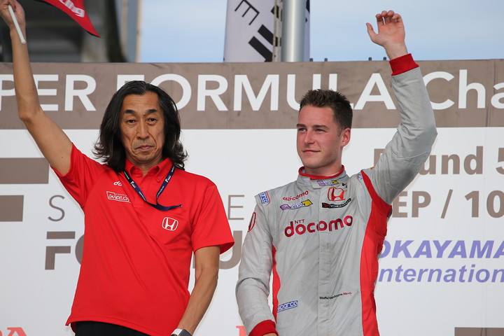 表彰式: 優勝したストフェル・バンドーンと村岡潔監督（DOCOMO TEAM DANDELION RACING）