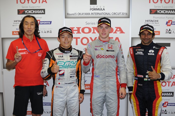 決勝レース1フォトセッション: トップ3と優勝チーム監督