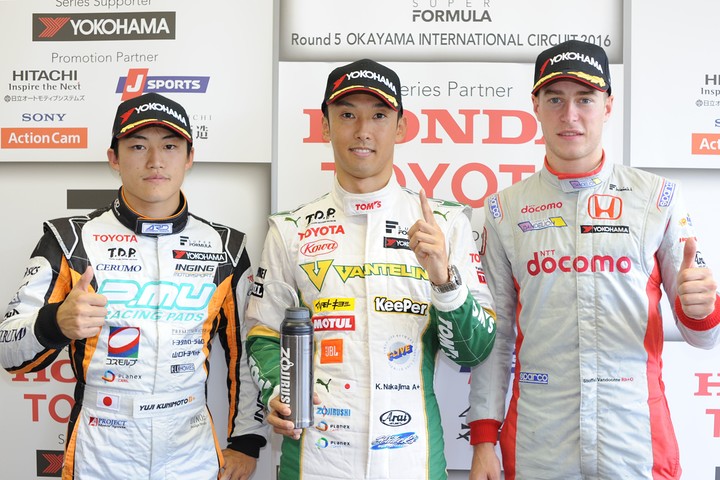 レース1予選フォトセッション: PP・中嶋一貴（中央）、2位・国本雄資（左）、3位・ストフェル・バンドーン（右）