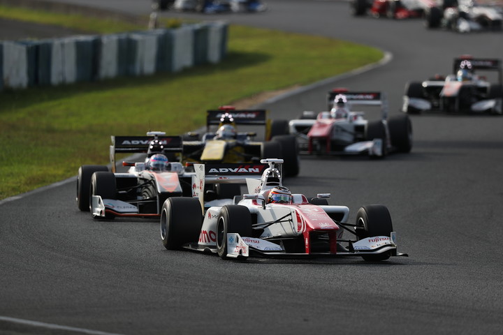 28周に短縮されたレースがスタートした