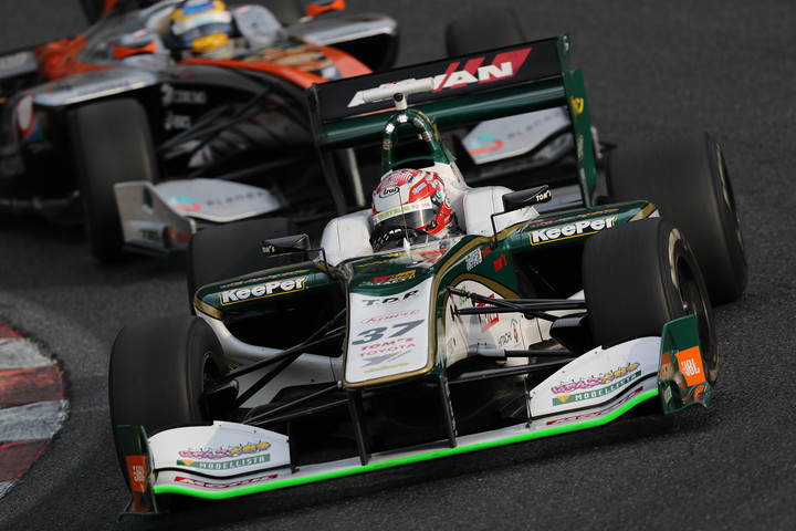 決勝レース2: レース終盤、中嶋一貴と石浦宏明の2位争い