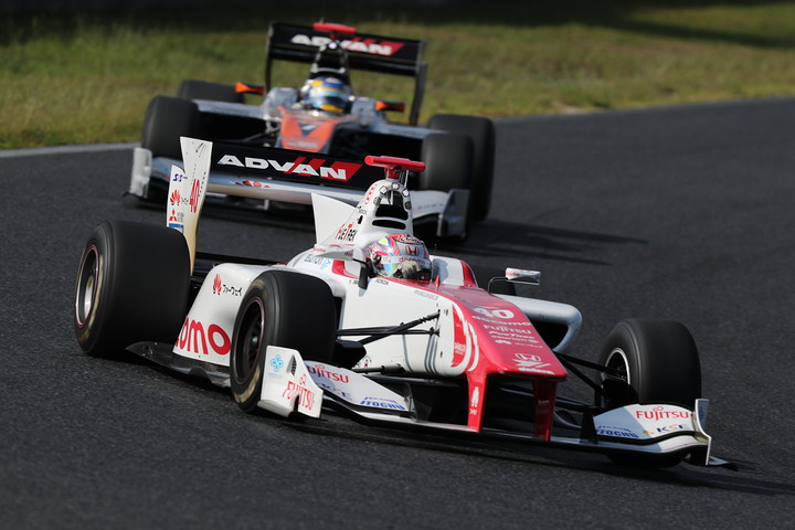 決勝レース2: レース序盤、野尻智紀と石浦宏明のトップ争い