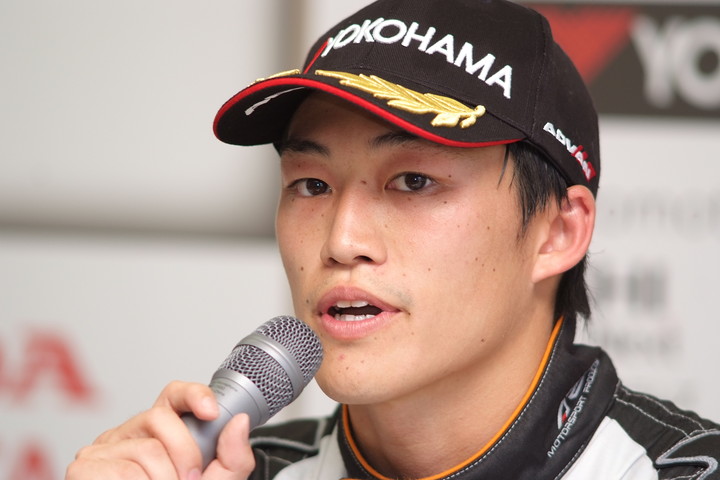 レース2決勝記者会見: 優勝した国本雄資（P.MU/CERUMO · INGING）