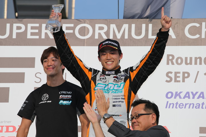 決勝レース2表彰式: 優勝した国本雄資と立川祐路監督（P.MU/CERUMO · INGING）