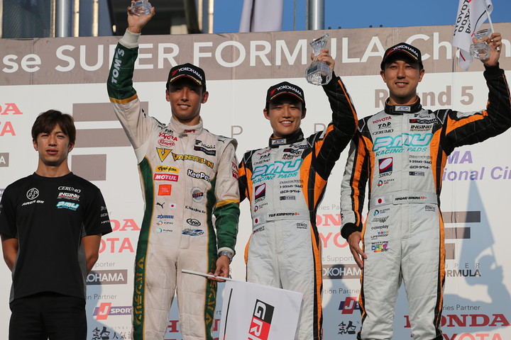 決勝レース2表彰式: 優勝・国本雄資、2位・中嶋一貴、3位・石浦宏明