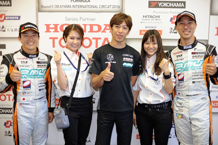 レース2決勝フォトセッション: P.MU/CERUMO · INGINGチームの面々