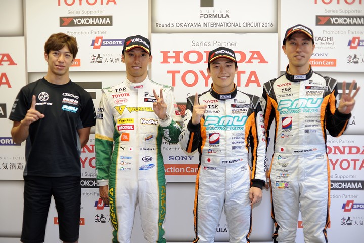 レース2決勝フォトセッション: トップ3と優勝チーム監督