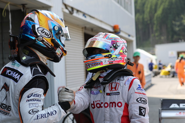 レース2ポールポジションの野尻智紀と2位の石浦宏明ががっちり握手