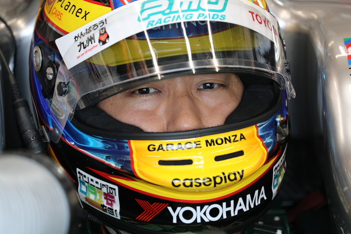 予選に向け待機する石浦宏明（P.MU/CERUMO・INGING SF14）