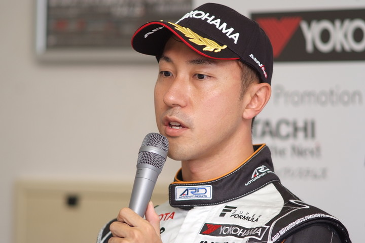 レース2予選記者会見: 2位の石浦宏明（P.MU/CERUMO · INGING）