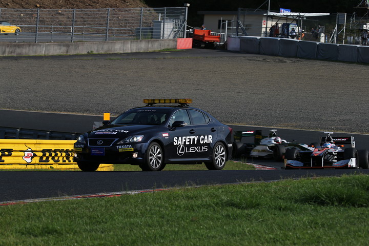 決勝レース2: ナレイン・カーティケヤンのスピンによりセーフティーカーが導入された