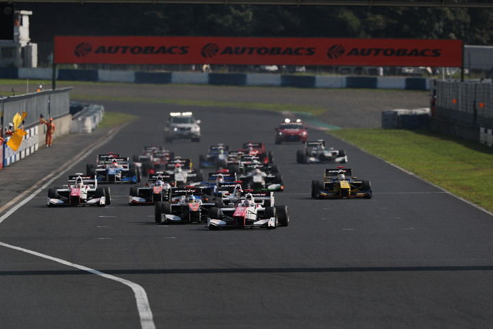 決勝レース2: 51周のレースがスタートした