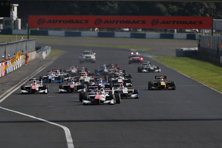 決勝レース2: 51周のレースがスタートした