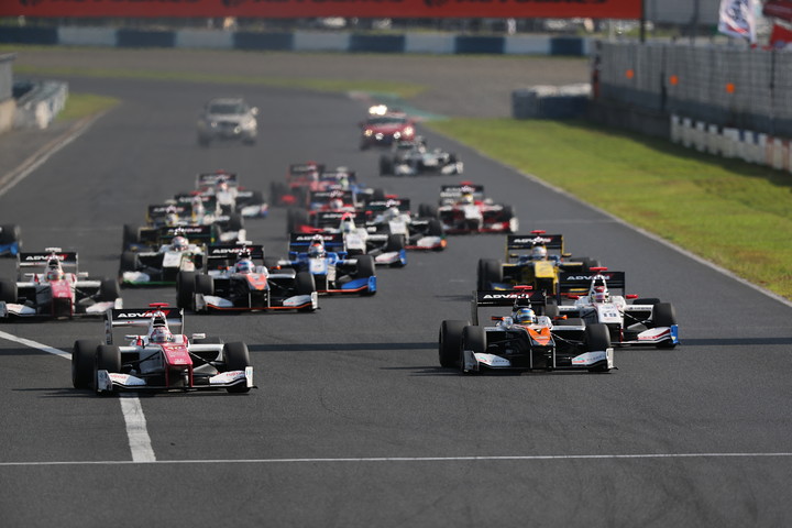 決勝レース2: 51周のレースがスタートした