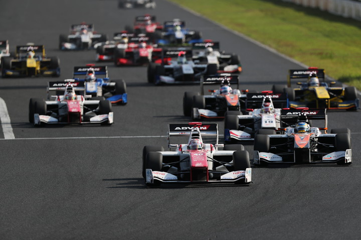 決勝レース2: 51周のレースがスタートした