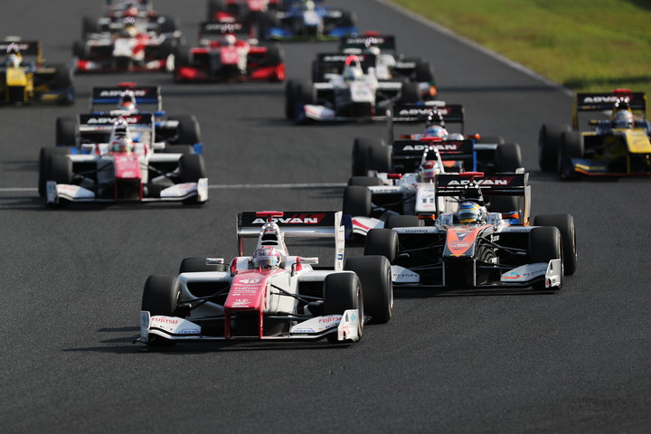 決勝レース2: 51周のレースがスタートした