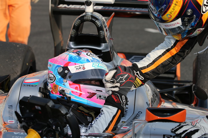 決勝レース2: 優勝した国本雄資に駆け寄る3位に入ったチームメートの石浦宏明