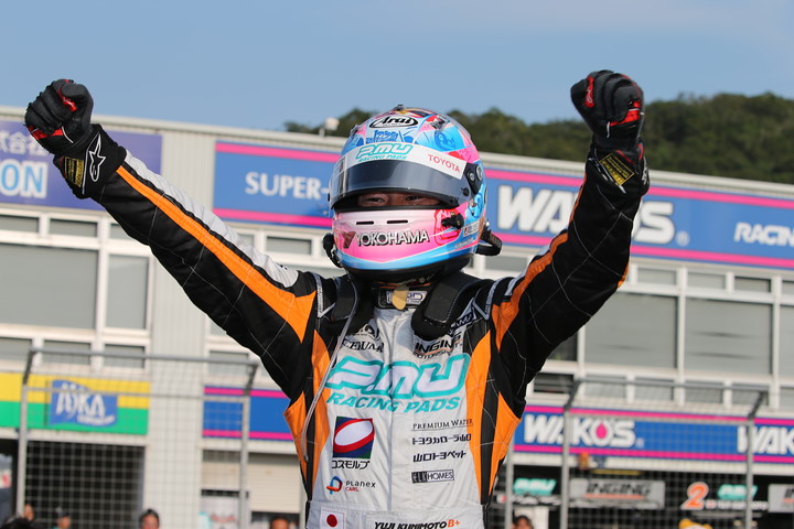 決勝レース2: 優勝した国本雄資（P.MU/CERUMO · INGING）