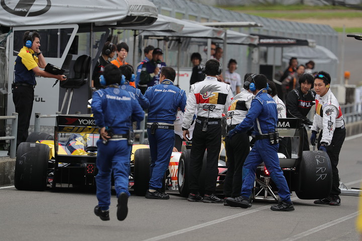 ノックアウト予選: ピットロードで接触した山本尚貴と小林可夢偉