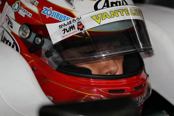 ノックアウト予選: ピットで待機する中嶋一貴（VANTELIN TEAM TOM’S）