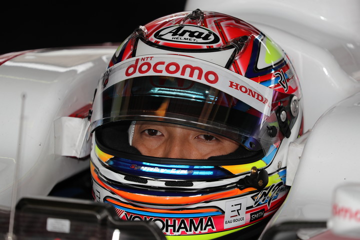 ノックアウト予選: ピットで待機する野尻智紀（DOCOMO TEAM DANDELION RACING）