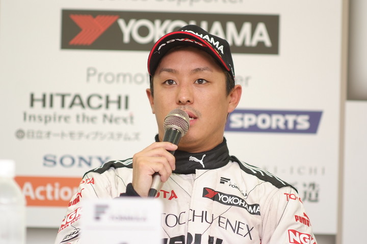 予選記者会見: ポールポジションの関口雄飛（ITOCHU ENEX TEAM IMPUL）