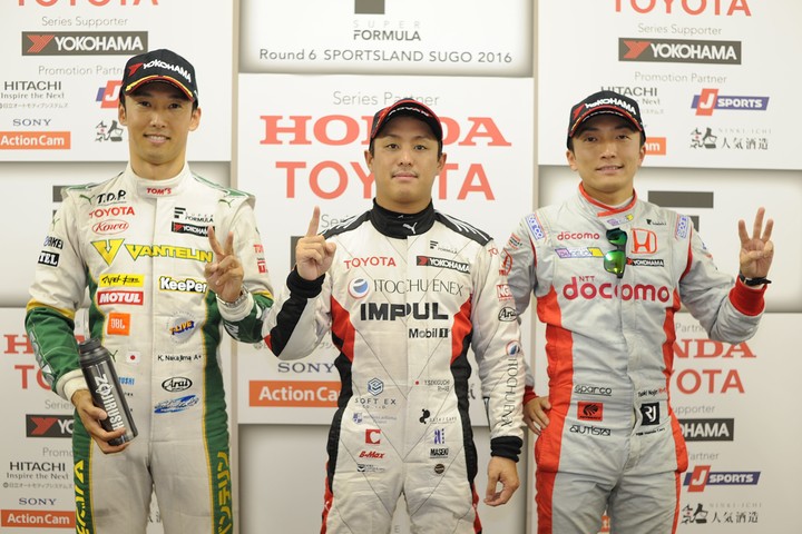 予選フォトセッション: ポールポジション・関口雄飛（中央）、2位・中嶋一貴（左）、3位・野尻智紀（右）