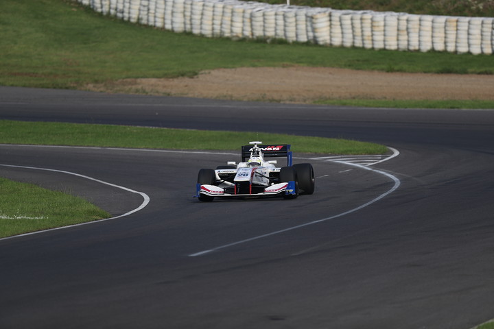 トップでピットアウトする関口雄飛（ITOCHU ENEX TEAM IMPUL SF14）