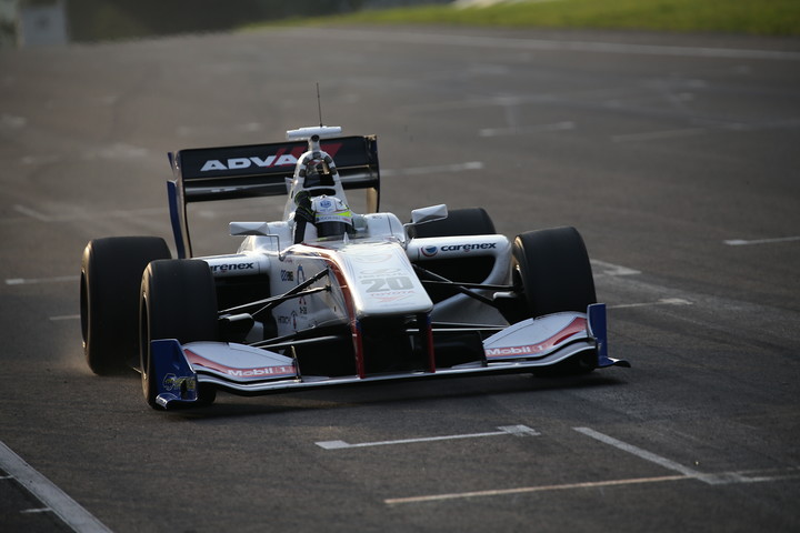 トップでゴールする関口雄飛（ITOCHU ENEX TEAM IMPUL SF14）