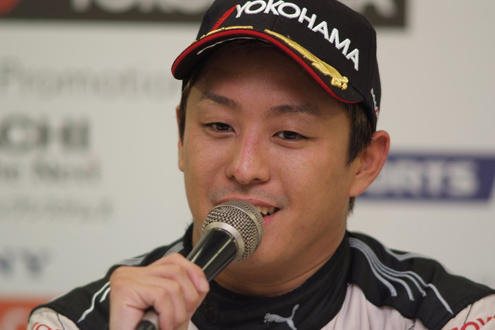 決勝記者会見: 優勝した関口雄飛（ITOCHU ENEX TEAM IMPUL）