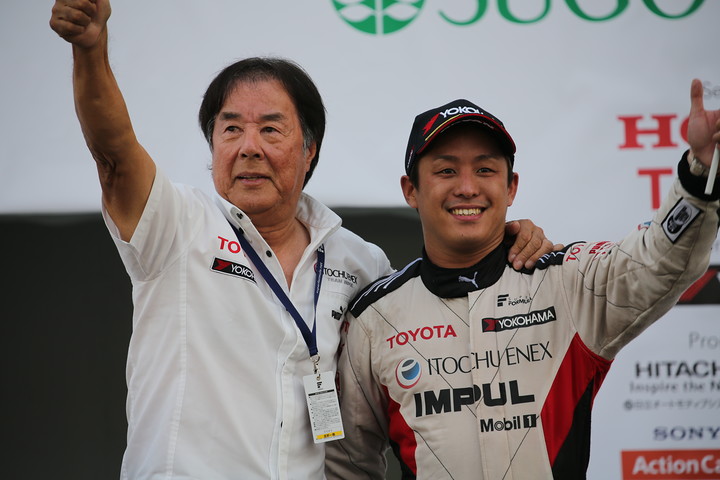 表彰式: 優勝した関口雄飛とチーム監督の星野一義氏（ITOCHU ENEX TEAM IMPUL）