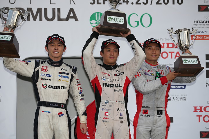 表彰式: 優勝・関口雄飛（中央）、2位・中嶋大祐（左）、3位・野尻智紀（右）