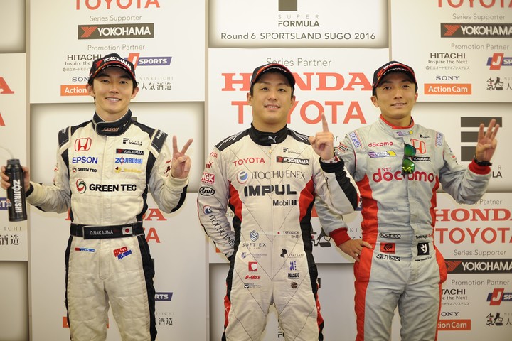 決勝フォトセッション: 優勝・関口雄飛（中央）、2位・中嶋大祐（左）、3位・野尻智紀（右）