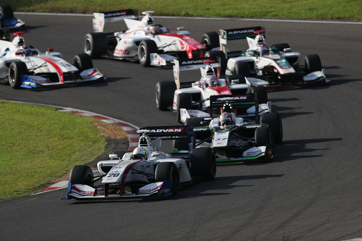 68周の決勝レースがスタートした。1コーナーへ殺到するトップ集団